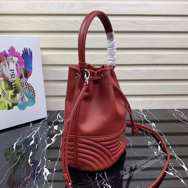 prada女包 普拉達2020最新款繡線水桶包 時尚百搭 prada手腕包 1BH038 Prada單肩手提包  pyd2400